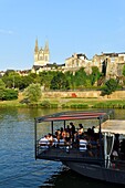 Frankreich, Maine et Loire, Angers, der Flusshafen, Restaurant Pizzeria L'eau à la Bouche mit Kathedrale Saint Maurice