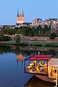 Frankreich, Maine et Loire, Angers, der Flusshafen, Restaurant Pizzeria L'eau à la Bouche mit Kathedrale Saint Maurice