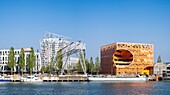 Frankreich, Rhône (69), Lyon, le quartier de La Confluence au sud de la Presqu'île, proche de la confluence du Rhône et de la Saône, le quai Rambaud le long des anciens docks, le Pavillon des Salins aussi appelé le Cube Orange des architectes Dominique Jakob et Brendan Mac Farlane et l'immeuble résidentiel Ycone de l'architecte Jean Nouvel