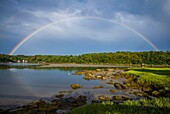 Vereinigte Staaten, Neuengland, Massachusetts, Cape Ann, Gloucester, kreisrunder Regenbogen über Goose Cove