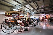 Vereinigte Staaten, Maine, Mt. Desert Island, Seal Cove, Seal Cove Auto Museum, Innenraum mit Oldtimern