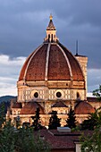 Italien, Toskana, Florenz, von der UNESCO zum Weltkulturerbe erklärt, der Dom Santa Maria del Fiore in der Abenddämmerung