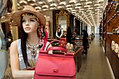 Italien, Lombardei, Mailand, Modeviereck (Quadrilatero della moda), Dolce & Gabbana Luxusboutique in der Via Monte Napoleone