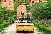 Italien, Emilia Romagna, Polesine Zibello bei Parma, Antica Corte Pallavicina Hotel und Restaurant, Alfa Romeo Duetto Spider gelbes Cabriolet