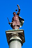 Italien, Toskana, Florenz, von der UNESCO zum Weltkulturerbe erklärt, Piazza Santa Trinita, die Säule der Gerechtigkeit (Colonna della Giustizia) mit einer Porphyrstatue, die die Gerechtigkeit darstellt, an der Spitze