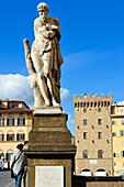 Italien, Toskana, Florenz, von der UNESCO zum Weltkulturerbe erklärt, Ponte Santa Trinita, Brücke der Heiligen Dreifaltigkeit über den Fluss Arno