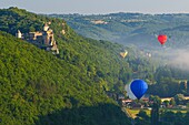 France, Dordogne, Castelnaud la Chapelle, valley of the Dordogne river, castle of Castelnaud, hot air balloons flying