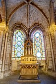 Frankreich, Seine Saint Denis, Saint Denis, die Basilika der Kathedrale, die strahlende Kapelle Saint Peregrine, Glasfenster mit dem Leben des Moses (links) und den Allegorien des Heiligen Paulus (rechts)