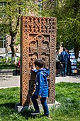 Armenien, Eriwan, Freiluftausstellung Kultureller Völkermord: Symbol der Chatschkars (Kreuzsteine, geschnitzte Gedenkstelen) im Park an der Kreuzung der Straßen Nalbandyan und Hanrapetutyan