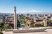 Armenien, Eriwan, die in den 70er Jahren erbaute Kaskade, eine riesige Treppe mit 572 Stufen, terrassenförmig angelegten Gärten, Springbrunnen und Skulpturen, die einen Blick auf die Stadt und den Berg Ararat bietet