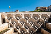 Armenien, Eriwan, die in den 70er Jahren erbaute Kaskade, eine riesige Treppe mit 572 Stufen, terrassenförmig angelegten Gärten, Springbrunnen und Skulpturen, die einen Blick auf die Stadt und den Berg Ararat bietet