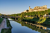 France, Gers, Auch, stop on El Camino de Santiago, the banks of the Gers and in the backgroung the Tour d'Armagnac and Sainte Marie Cathedral