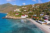 Westindische Inseln, Britische Jungferninseln, Tortola Island, einsamer Strand von Long Bay Beach, Blick auf die Hotels, Restaurants und Häuser vor dem türkisfarbenen Meer (Luftaufnahme)