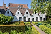 Belgien, Westflandern, Brügge, historisches Zentrum (UNESCO-Welterbe), Almosenhaus oder Gotteshaus De Meulenaere (1613) Gotteshäuser waren Häuser, die Armen oder Bedürftigen wie Witwen gestiftet und von den Reichen finanziert wurden, und zwar seit dem frühen Mittelalter. Heute werden diese Häuser von der Regierung, Abteilung für Sozialfürsorge, finanziert.