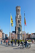 Belgien, Westflandern, Brügge, historisches Zentrum, von der UNESCO zum Weltkulturerbe erklärt, Grand Place, Glockenturm über der Tuchhalle