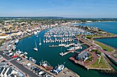 Frankreich, Manche, Cotentin, Saint Vaast la Hougue, die Stadt und der Hafen (Luftaufnahme)