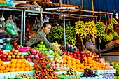 Kambodscha, Phnom Penh, der Zentralmarkt, erbaut 1937 im Art-déco-Stil vom Architekten Jean Desbois, Obstverkäufer