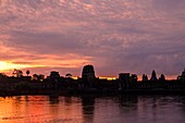 Kambodscha, Angkor auf der Welterbeliste der UNESCO, Angkor Vat Tempel, erbaut im XII Jahrhundert von König Suryavarman II, Sonnenaufgang