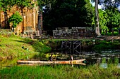 Kambodscha, Provinz Preah Vihear, Tempelanlage von Koh Ker, datiert 9. bis 12. Jahrhundert, Tempel von Prasat Thom oder Prasat Kompeng, Kinder spielen im Graben