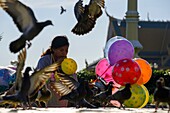 Kambodscha, Phnom Penh, Ballonverkäufer vor dem Königspalast