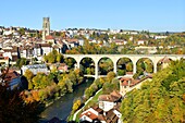 Schweiz, Kanton Freiburg, Freiburg, Kathedrale St. Nikolaus und Zähringerbrücke