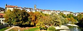 Schweiz, Kanton Freiburg, Freiburg, Unterstadt, Ufer der Saane und Kathedrale San Nicolas