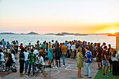 Frankreich, Bouches du Rhone, Marseille, Corniche Kennedy, das Inselchen, neuer Platz für einen Drink bei Sonnenuntergang