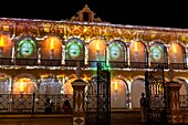 Mexiko, Bundesstaat Campeche, Campeche, von der UNESCO zum Weltkulturerbe erklärte Festungsstadt, Rathausfassade bei Nacht