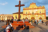 Mexiko, Bundesstaat Chiapas, San Cristobal de las Casas, die Kathedrale und der Platz 31 de Marzo