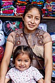 Mexiko, Bundesstaat Chiapas, San Cristobal de las Casas, Tzotzil-Frau mit ihrem kleinen Mädchen, Porträt