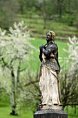 Frankreich, Doubs, Mouthier Haute Pierre, Parvis, Kirche Saint Laurent aus dem 15. Jahrhundert, Jeanne d Arc Statue, Obstgärten, Kirschblüten im April