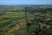 Frankreich, Pas de Calais, Saint Omer, der Sumpf von Audomarois, der zwischen seinem Teil Maraichere und seinem wilden Teil geteilt wird (Luftbild)