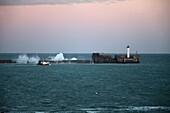 Frankreich, Pas de Calais, Boulogne sur Mer, Bootsfahrt eines Trawlers vom Hafen von Boulogne sur Mer