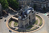 Frankreich, Nord, Lille, Das Tor von Paris von der Spitze des Großen Belfrieds des Rathauses von Lille aus gesehen, es ist eines der Tore der alten Stadtmauern von Lille. Es wurde 1875 als historisches Denkmal eingestuft.