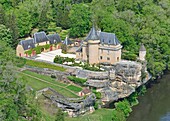 Frankreich, Dordogne, Perigord Noir (Schwarzes Perigord), Thonac, das Schloss von Belcayre am Ufer der Vezere (Luftaufnahme)