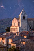 Frankreich, Vaucluse, regionaler Naturpark Luberon, Saignon, das Dorf, die Kirche Notre-Dame de Pity oder Saint-Marie de Saignon aus dem XIIe Jahrhundert