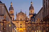 Frankreich, Meurthe et Moselle, Nancy, Fassade der Kathedrale Notre Dame de l'Annonciation et Saint Sigisbert primatiale auf dem Stanislas-Platz (ehemaliger königlicher Platz), erbaut von Stanislas Leszczynski, König von Polen und letzter Herzog von Lothringen im 18. Jahrhundert, von der UNESCO zum Weltkulturerbe erklärt, Geländer und Eisenarbeiten von Jean Lamour