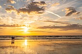 Frankreich, Somme, Ault, Urlauber und Angler in Ault am Strand, am Abend kommen viele Spaziergänger, um den Sonnenuntergang am Meer zu bewundern