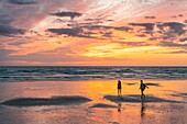 Frankreich, Somme, Ault, Urlauber und Angler in Ault am Strand, am Abend kommen viele Spaziergänger, um den Sonnenuntergang am Meer zu bewundern