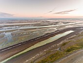 Frankreich, Somme, Baie de Somme, La Mollière d'Aval, Flug über die Baie de Somme bei Cayeux sur Mer, hier besteht die Uferlinie aus dem Kieselstrand, der sich bis zu den Klippen von Ault erstreckt und bei Ebbe sind die Sandbänke zu sehen