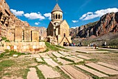 Armenien, Region Vayots Dzor, Umgebung von Yeghegnadzor, Amaghou-Tal, Kloster Noravank, Kirche Surb Astvatsatsin (Heilige Mutter Gottes), 14.