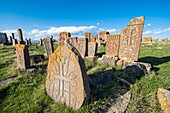 Armenien, Region Gegharkunik, Umgebung von Sewan, Noraduz (oder Noratus), Friedhof mit mittelalterlichen Gräbern, genannt Khachkars, am Ufer des Sewansees