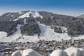 Frankreich, Haute Savoie, Chablais-Massiv Die Tore der Sonne Morzine Gesamtansicht mit dem Berg Pléney