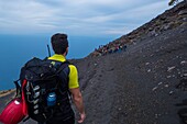 Italien, Sizilien, Äolische Inseln, Tyrrhenisches Meer, Vulkan Stromboli, San Vincenzo, Besteigung des Gipfels 924 m, Blick auf den zentralen Krater