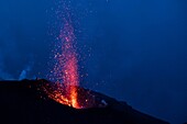 Italien, Sizilien, Äolische Inseln, Tyrrhenisches Meer, San Vincenzo, Gipfel des Vulkans Stromboli 924 m, Ausbruch von Lava und Projektion von vulkanischen Bomben aus den zentralen Kratern