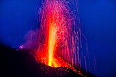 Italien, Sizilien, Äolische Inseln, Tyrrhenisches Meer, San Vincenzo, Gipfel des Vulkans Stromboli 924 m, Ausbruch von Lava und Projektion von vulkanischen Bomben aus den zentralen Kratern