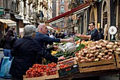 Italien, Sizilien, Catania, Barockstadt auf der Liste des UNESCO-Welterbes, der Obst- und Gemüsemarkt im Domviertel via Gisira