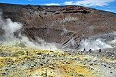 Italien, Sizilien, Äolische Inseln, UNESCO-Welterbe, Insel Vulcano, Wanderer im Krater des Vulkans della Fossa und Schwefelfumarolen