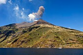 Italien, Sizilien, Äolische Inseln, von der UNESCO zum Weltnaturerbe erklärt, Insel Stromboli, einer der mehrfachen und regelmäßigen Ausbrüche des Vulkans Stromboli, der bis zu 924 m hoch ist