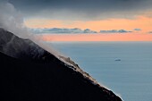 Italien, Sizilien, Äolische Inseln, von der UNESCO zum Weltnaturerbe erklärt, Insel Stromboli, Fumarolen und Wolken an den Hängen des aktiven Vulkans bei Sonnenuntergang